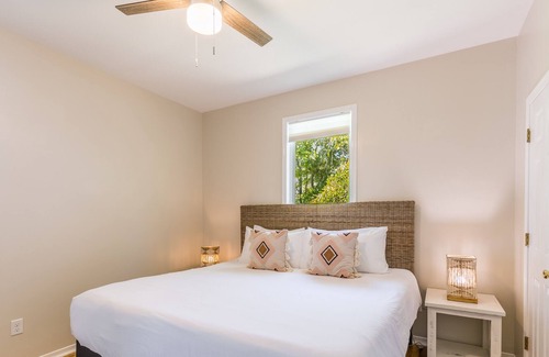 Gulfview Heights Cottage | Beachwave Bungalow by Avantstay Pet Friendly, Close to Beach!