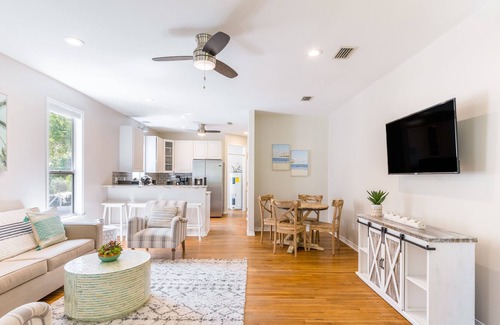 Gulfview Heights Cottage | Beachwave Bungalow by Avantstay Pet Friendly, Close to Beach!