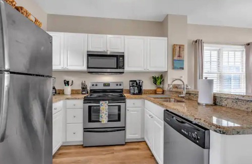 Marathon House | Beachy Townhome Perfect for a Warm Fall Getaway!