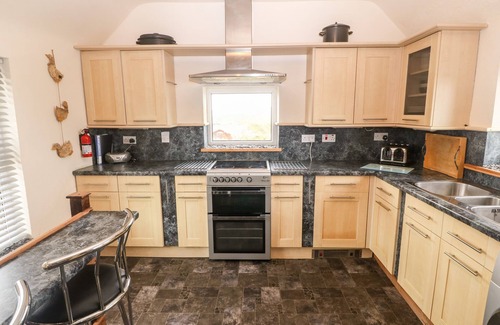 Cemaes Bay Cottage | BEACON COTTAGE, pet friendly, country holiday cottage in Cemaes Bay