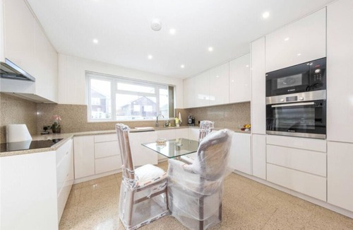 Luton House | Beaconsfield House in Quiet and a very Pleasant Area, near Luton Airport