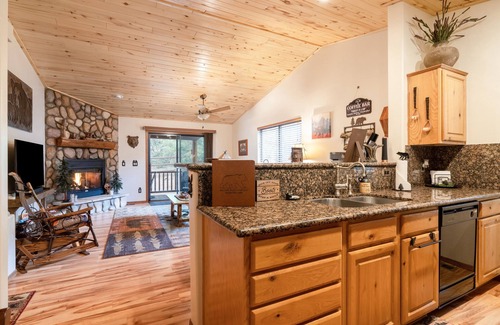 Show Low Cabin | BEAR-A-DISE Cabin in Bison Ridge nr/Fool Hollow Lake, Hiking Trails & Golf!