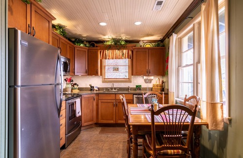 Blowing Rock Cabin | Bear Bungalow - 1 mile from Main Street Blowing Rock! Hot Tub - Pet Friendly - Fenced In Yard