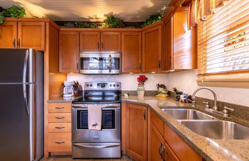 Blowing Rock Cabin | Bear Bungalow - 1 mile from Main Street Blowing Rock! Hot Tub - Pet Friendly - Fenced In Yard