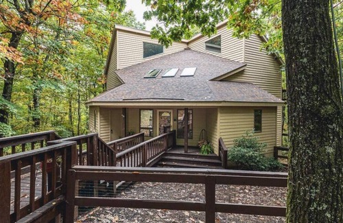 Chestnut Springs Cabin | Bear Cave Haus at Wintergreen Resort