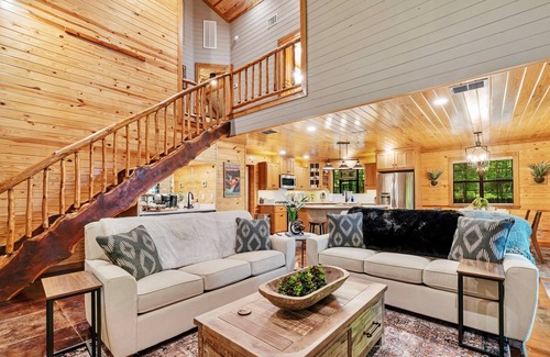 Broken Bow Cabin | Bear Claw- Heated Pool + Luxe Outdoor Living