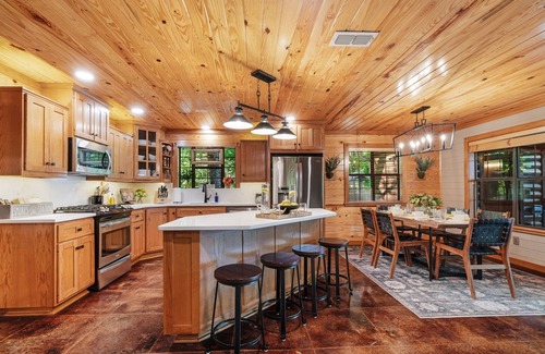 Broken Bow Cabin | Bear Claw- Heated Pool + Luxe Outdoor Living