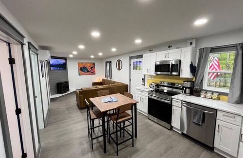 Hawley House | Bear Run Bungalow|Kayaks|Hot Tub|Fireplace|Central