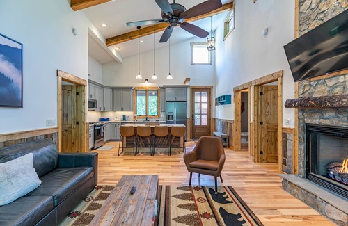 Banner Elk Cabin | Bear Woods Belle - Eagles Nest amenities, fire pit, hot tub, two suites