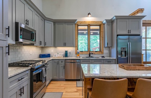 Banner Elk Cabin | Bear Woods Belle - Eagles Nest amenities, fire pit, hot tub, two suites