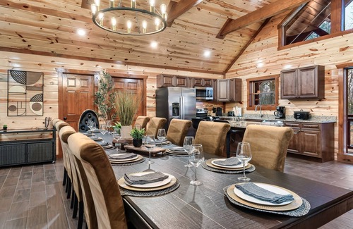 Caton Cabin | Bearfoot Bungalow - Pool, Mini Golf & Family Fun