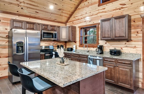 Caton Cabin | Bearfoot Bungalow - Pool, Mini Golf & Family Fun