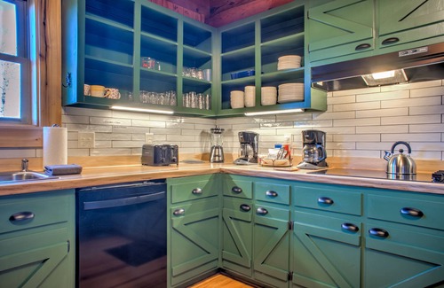 Fairview House | Bearwallow Lodge | Peaceful Retreat with Hot Tub and Outstanding Mountain Views