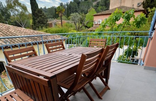 Hyeres Apartment | Beau T3 -terrasse & Parking, Proche Plage 1er Étage Droite