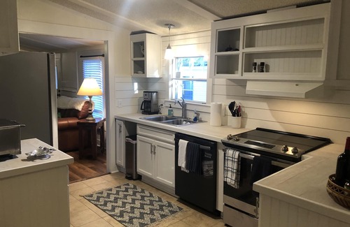 Burton House | Beaufort -Close to Parris Island and Historic Downtown, New Renovation, Sleeps 8
