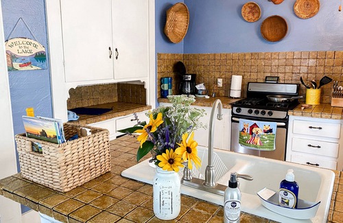 Manitou Beach Cottage | BEAUTIFUL LAKEFRONT COTTAGE! ☀️🧡 KAYAKS! CLEAR SANDY BOTTOM