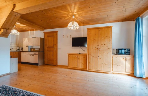 Sankt Martin bei Lofer Villa | Beautiful apartment in villa for 2 guests with TV, balcony and pets allowed