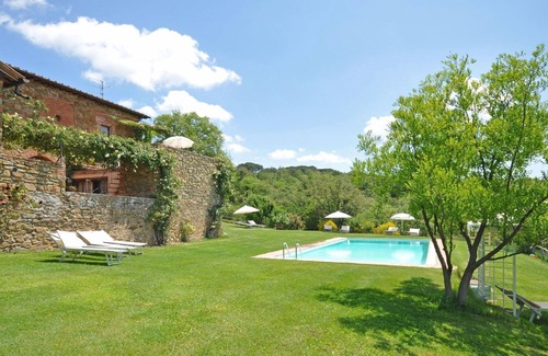 Castelnuovo Berardenga Apartment | Beautiful apartment for 6 guests with WIFI, pool, terrace, pets allowed and panoramic view