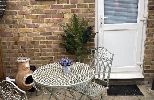 Hillingdon Apartment | Beautiful 1-bed Studio in Uxbridge, London