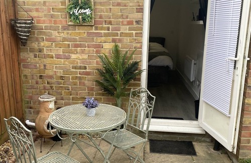 Hillingdon Apartment | Beautiful 1-bed Studio in Uxbridge, London