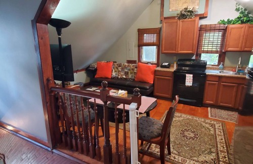Near Eastside House | Beautiful 1 Bedroom Loft with big jetted tub and shower also on-site parking !