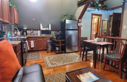 Near Eastside House | Beautiful 1 Bedroom Loft with big jetted tub and shower also on-site parking !