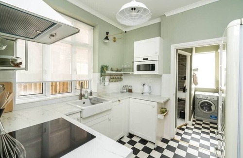 Golders Green Condo | Beautiful 1BD Garden Flat in Golders Green