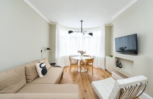 Golders Green Condo | Beautiful 1BD Garden Flat in Golders Green