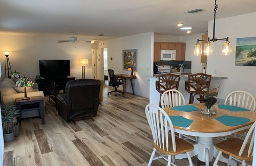 Duval House | Beautiful 2/2 Villa w/4 Seater Gas Golf Cart, BBQ Grill, and WiFi!