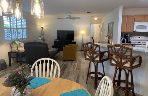 Duval House | Beautiful 2/2 Villa w/4 Seater Gas Golf Cart, BBQ Grill, and WiFi!