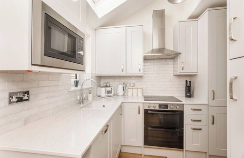 York House | Beautiful 2 bed home on quiet cobblestone lane