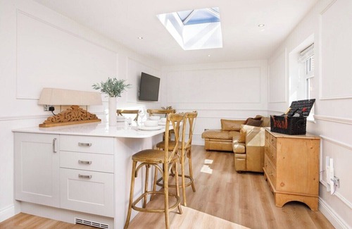 York House | Beautiful 2 bed home on quiet cobblestone lane