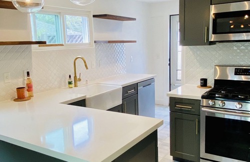 Golden Hill Cottage | ⭐️Beautiful 2 bedroom home with patio ☀️Great neighborhood! close to everything!