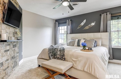 Springfield Condo | Beautiful 2 Bedroom, 2 Bath with Office Space on Springfield's west end