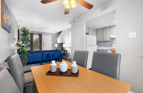 Hancock Apartment | Beautiful 2BR/1BA 5 Mins to UT 4876