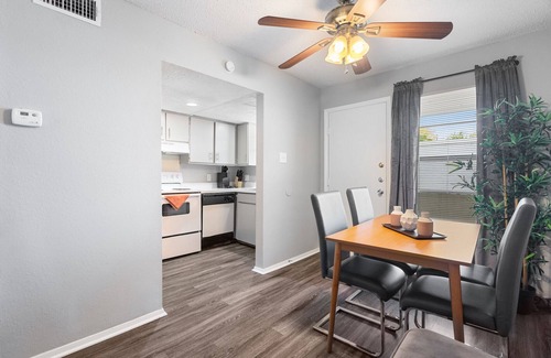 Hancock Apartment | Beautiful 2BR/1BA 5 Mins to UT 4876