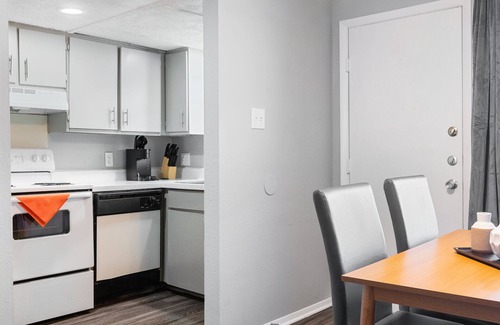 Hancock Apartment | Beautiful 2BR/1BA 5 Mins to UT 4876