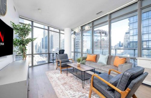 Bay Cloverhill Apartment | Beautiful 2BR 2BA w 4 Beds Near Yorkville Bloor