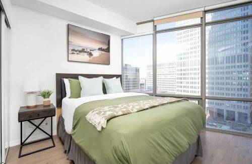 Bay Cloverhill Apartment | Beautiful 2BR 2BA w 4 Beds Near Yorkville Bloor