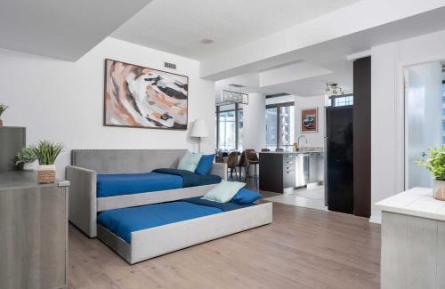 Bay Cloverhill Apartment | Beautiful 2BR 2BA w 4 Beds Near Yorkville Bloor