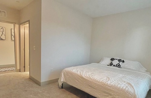 Chatham-Arch Apartment | Beautiful 2BR city view loft