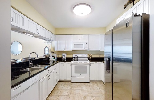 Pine Knoll Shores Condo | Beautiful 2nd-Floor Condo Overlooking Beach w/Free WiFi, Balcony, Full Kitchen