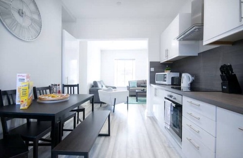 Castle Apartment | Beautiful 3-bed apartment by beach & town centre!