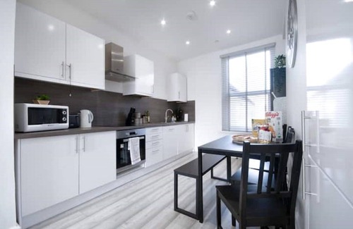 Castle Apartment | Beautiful 3-bed apartment by beach & town centre!