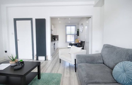 Castle Apartment | Beautiful 3-bed apartment by beach & town centre!