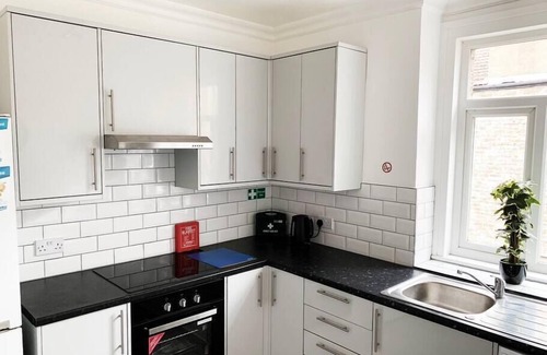 Streatham House | Beautiful 3 bed apartment free parking near trains