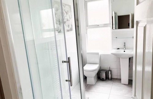 Streatham House | Beautiful 3 bed apartment free parking near trains