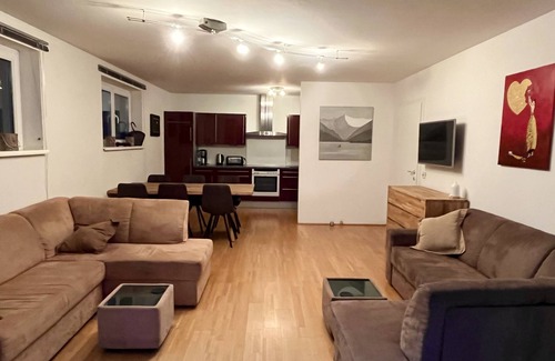 Zell am See Apartment | Beautiful 3 bedroom apartment with large private terrace and lake views 🌼