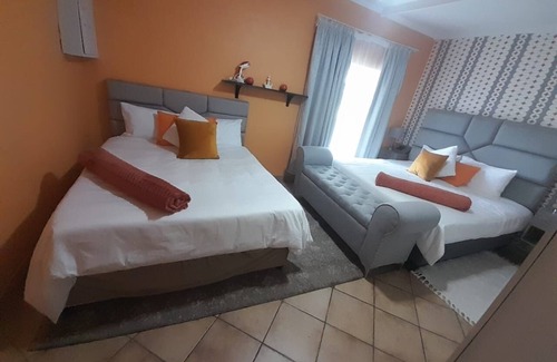 Pretoria Other | Beautiful 3-bedroom farmhouse in Akasia, Pretoria, with WiFi, AC, swimming pool