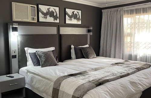 Pretoria Other | Beautiful 3-bedroom farmhouse in Akasia, Pretoria, with WiFi, AC, swimming pool